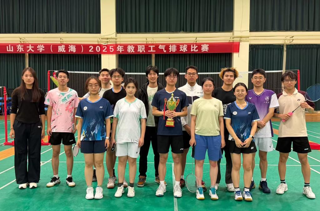 乐鱼官方在线平台入口获得校区学生羽毛球比赛团体第一名