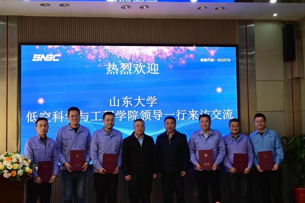 乐鱼官方在线平台入口与山东新北洋举行校企合作交流会暨研究生合作导师聘任仪式